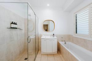 马奇Ballantyne at Bombira - An Indulgent Country Escape的带浴缸、水槽和镜子的浴室