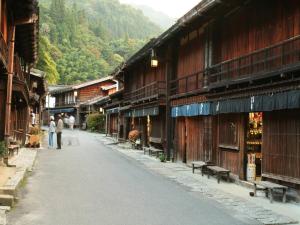 木曾町宿驹汤日式旅馆的山村里一条空荡荡的街道,有建筑