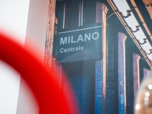 米兰Blocco Sauli的门上读米拉诺中央的标志
