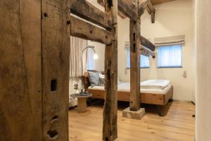 HornbostelBiohotel WildLand Natural Resort的一间卧室配有两张双层床。