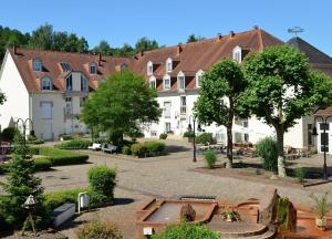 萨尔路易斯AMF Ferienwohnungen historischer Soutyhof的一群树木繁茂的建筑和庭院