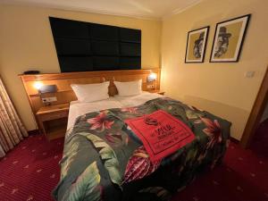 布伦瑞克Das Seela Braunschweig的酒店客房,配有一张带标志的床