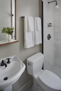 旧金山旧金山G酒店的浴室配有卫生间、盥洗盆和淋浴。