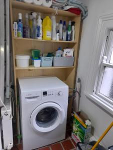 都柏林Annesley Park-Homestay AP的带窗户的客房内的洗衣机