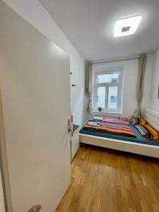 维也纳Deluxe Studio 3P TH的一间小卧室,配有床和窗户