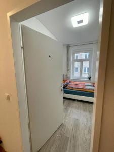 维也纳Deluxe Studio 3P TH的一间设有一张床的房间和一扇带窗户的门