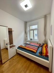 维也纳Deluxe Studio 3P TH的一间卧室设有一张大床和窗户