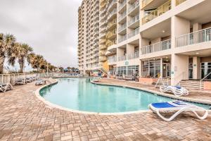 默特尔比奇Oceanfront Resort Condo in North Myrtle Beach的大楼前的游泳池