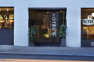 旧金山旧金山G酒店的商店前门有标志的商店