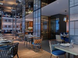 香港香港太子酒店的一张带桌椅的餐厅的图片
