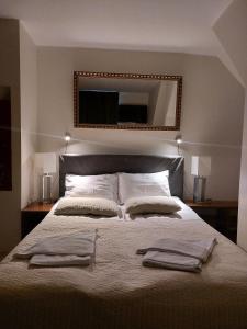 格丁尼亚威拉朱莉娅的一间卧室配有一张大床、两个枕头和镜子