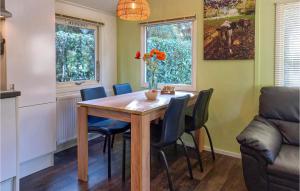 福尔登Stunning Home In Vorden With Wifi的一间带木桌和椅子的用餐室