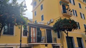 圣玛格丽塔-利古雷Appartamenti Mondo Per Te的一座黄色的建筑,前面有一颗橘子树