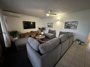 邦加里Our Beach House in Bribie Island的带沙发和平面电视的客厅