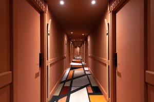 夏蒙尼-勃朗峰La Folie Douce Hotels Chamonix的一条空的走廊,有长长的走廊