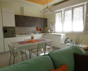佩萨罗Casa LorEn的厨房配有桌子、桌子和沙发