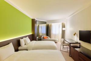 香港香港太子酒店的酒店客房设有两张床和一台平面电视。