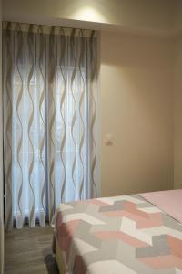 瓦伦西亚Mimi's Apartment in En Corts的一间卧室配有床和带窗帘的窗户