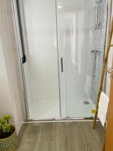 PerafitaPorto Smart Apartments Comfort的浴室里设有玻璃门淋浴