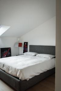 桑格罗堡A casa di Rocco的一间卧室配有一张带白色床单的大床