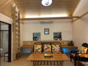Ruifang九份金瓜石树屋137的客厅配有沙发和桌子