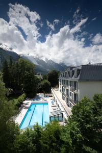 夏蒙尼-勃朗峰La Folie Douce Hotels Chamonix的享有酒店游泳池的景色