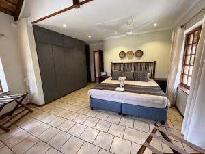 侯斯普瑞特MILIMA Big 5 Safari Lodge的一间卧室,卧室内配有一张大床