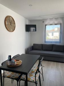 PerafitaPorto Smart Apartments Comfort的客厅配有桌子和沙发