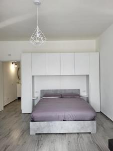 巴里Casa al Mare的一间卧室配有一张带白色橱柜的大床