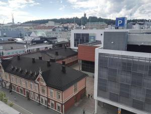 于韦斯屈莱Uusi tilava kaksio Jyväskylän ydinkeskustassa 53 m2的城市空中景观和建筑