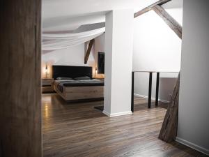 比得哥什Dwupoziomowy Apartament Królowej Jadwigi 3的一间卧室配有一张床,铺有木地板