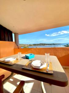 圣特奥多罗Residence Porto Coda Cavallo的一张餐桌,享有海景