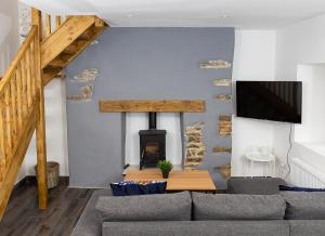 Shannon Castle Holiday Cottages Type C的带沙发和壁炉的客厅