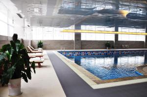黄岛青岛开元名都大酒店的大型建筑中的大型游泳池