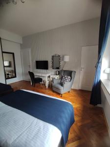 贝尔格莱德精选客房旅馆的一间卧室设有一张床和一间客厅。
