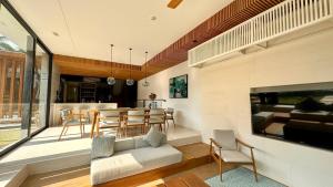 富国West Phu Quoc Charm 3BR private pool villa的客厅配有沙发和桌子