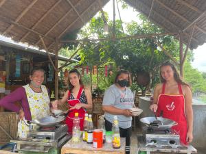 拜县Red orchid pai Thailand的一群站在厨房准备食物的人