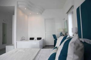 维耶特里布里斯托酒店的白色卧室设有床铺和水槽