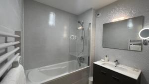 圣吉隆Jardin Bleu - Chambres d'hôtes的带淋浴、盥洗盆和卫生间的浴室