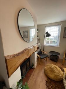 林肯4 Danes Cottages - perfect location的客厅设有镜子和壁炉