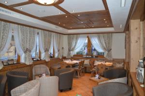 伊施格尔Hotel Central的餐厅设有桌椅和窗户。
