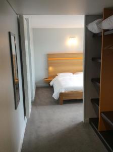 圣谢利达普谢贝尔地平线酒店的一间带一张床和一个衣柜的小卧室
