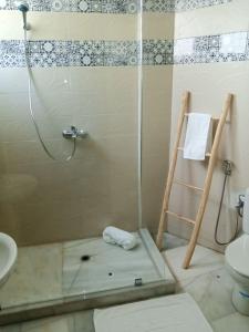 非斯Nouvel appartement climatisé的带淋浴、水槽和卫生间的浴室