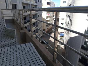 非斯Nouvel appartement climatisé的阳台设有长凳,享有街道景色。