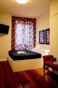 卡瓦德蒂雷尼The Lovers Suite的一间卧室设有一张床和一个鲜花窗口