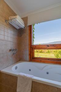 埃博森苏卡尔度假屋的带浴缸的浴室和窗户