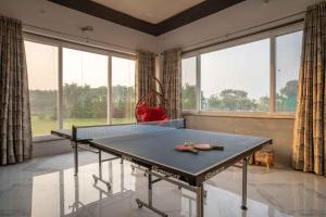 TibriLuxury Farmhouse Stay, Pure Vegetarian- Santushti Farm, NCR的带窗户的客房内的乒乓球桌