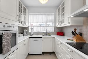 雷克雅未克Cozy and Quiet 2BR Apartment的白色的厨房配有白色橱柜和白色家电
