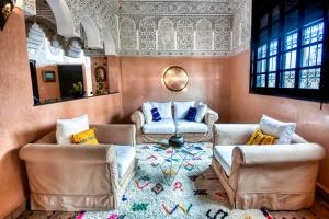 阿加迪尔Dafa Splendide Riad Agadir résidentiel 8 or 9 Px的客厅配有两张沙发和一张桌子