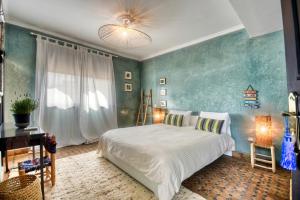 阿加迪尔Dafa Splendide Riad Agadir résidentiel 8 or 9 Px的一间卧室配有一张床、一张书桌和一个窗户。